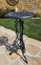 Zahradní litinový stoleček