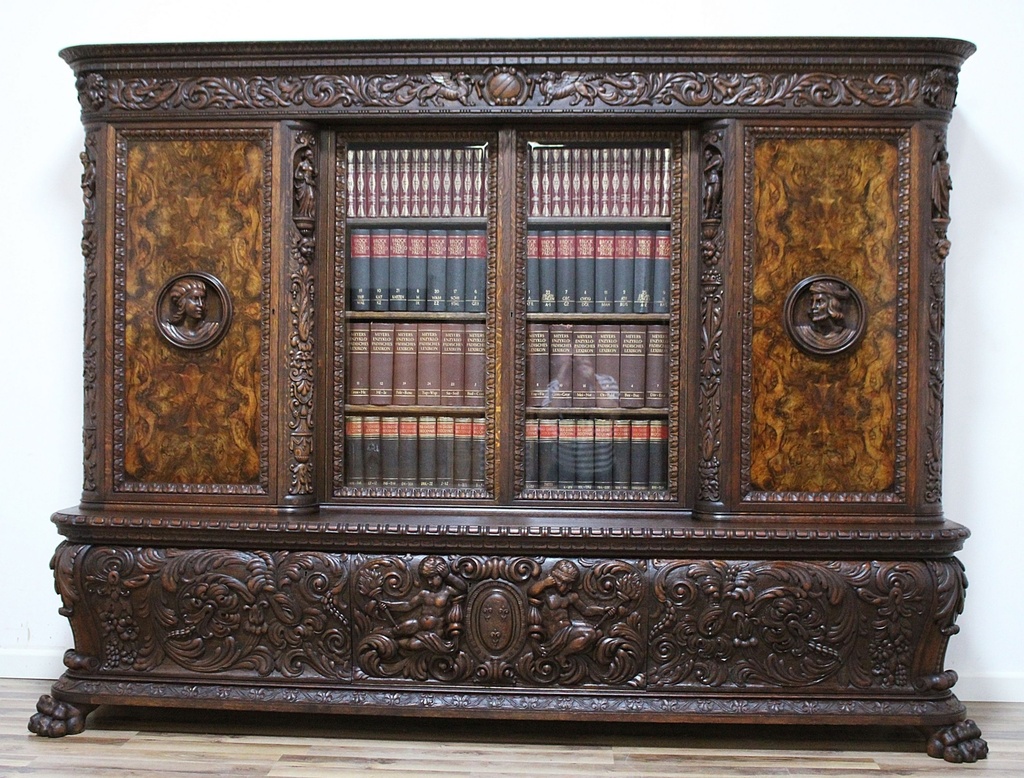 Starožitná neorenesanční knihovna na lvích tlapách