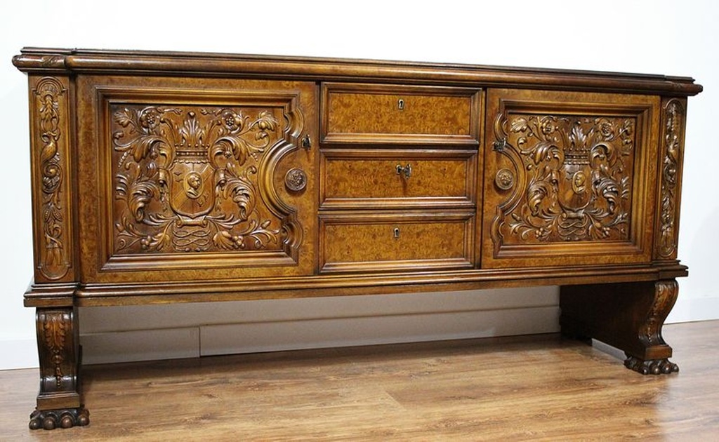 Starožitná neorenesanční komoda na lvích tlapách
