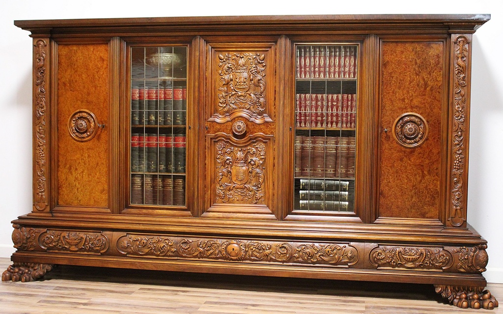 Starožitná neorenesanční knihovna na lvích tlapách