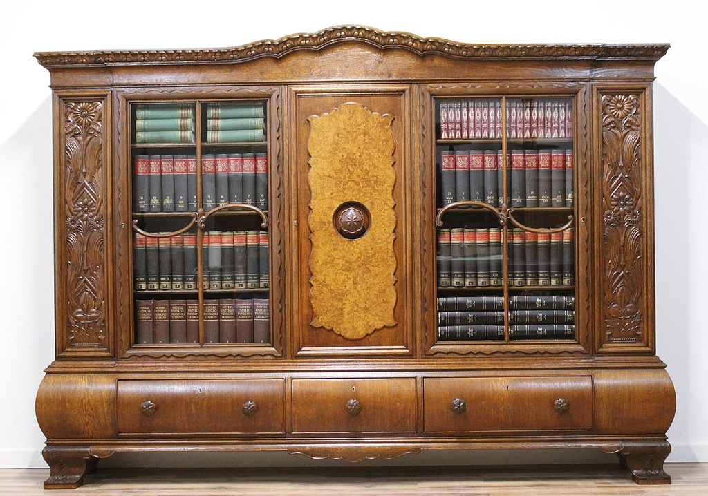 Starožitná secesní knihovna