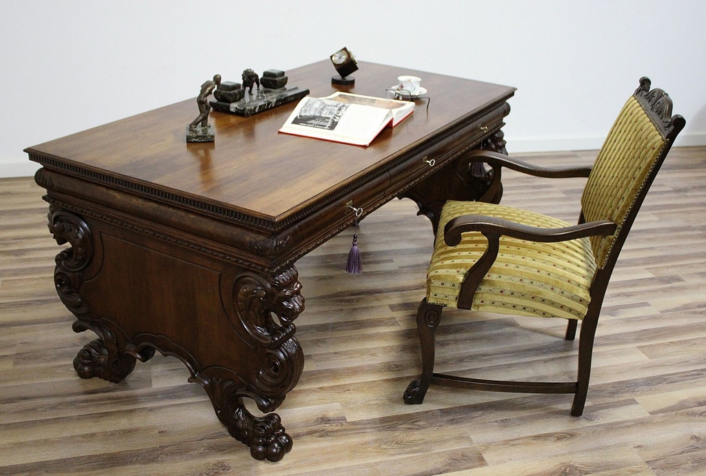 Starožitný neorenesanční psací stůl s trůnem