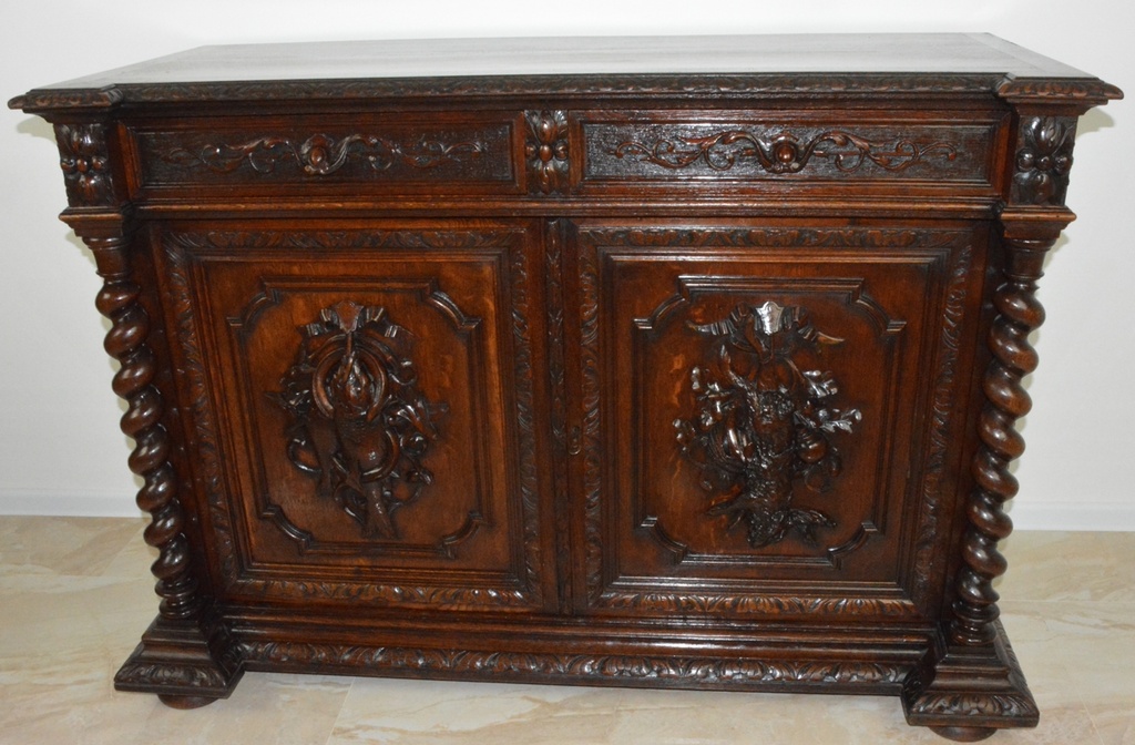 Starožitná komoda s loveckými motivy - dub masiv