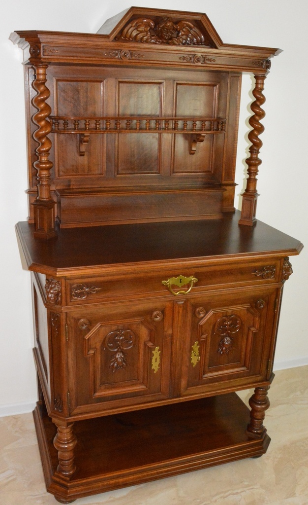 Starožitná řezbovaná komoda s amorkem - Ořech