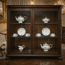 Starožitná neorenesanční vitrína na lvích tlapách