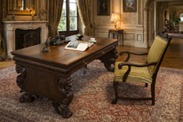 Starožitný neorenesanční psací stůl s trůnem