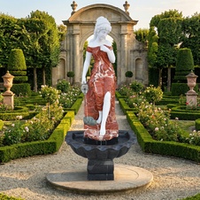 Zámecká mramorová fontána - Dáma s vědrem