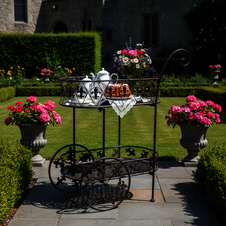 Zahradní kovový stoleček na kolech