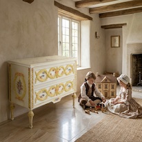 	Zámecká malovaná komoda s šuplíky