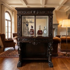 Starožitný neorenesanční bar na lvích tlapách