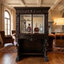 Starožitný neorenesanční bar na lvích tlapách