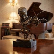 Bronzová socha - Muzikant - na mramoru