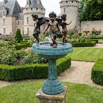 Zámecká bronzová fontána s amorky