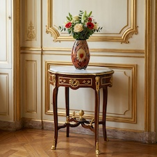  Zámecký stoleček s mramorem zdobený bronzem 