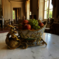 Zámecká mísa s amorkem a labutí - porcelán + bronz
