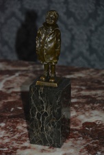 Bronzová soška-Chlapec na mramoru